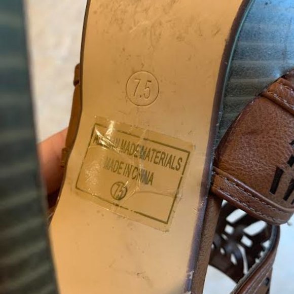 Brown Heels with Cutout Detail - Picture 4 of 4